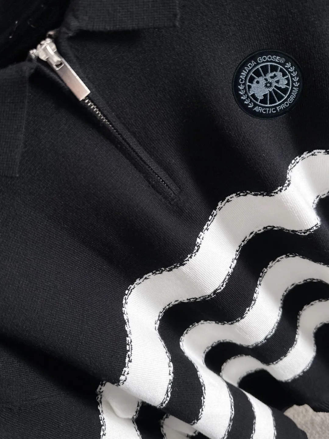 Next day shipping P360 Big Goose 2025 official website latest autumn and winter sweaters, popular models are on sale at the same time at the counter! Specially made of wool blended fabric. It feels comfortable and can be directly in contact with the skin. The logo badge is exquisitely embroidered, which is extremely eye-catching! The details highlight the fashionable charm of big brands. Exquisite workmanship. Three-dimensional cutting style. The wearing effect is invincible and handsome! All three standards are complete! Size: M-3XL